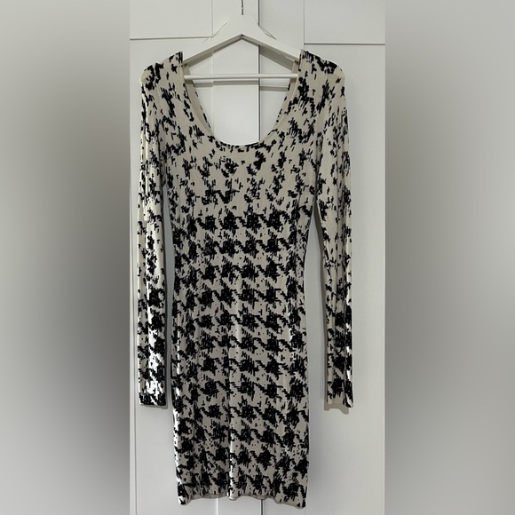 📚 GUESS black and white patterns long sleeve dress - Picture 2 of 5